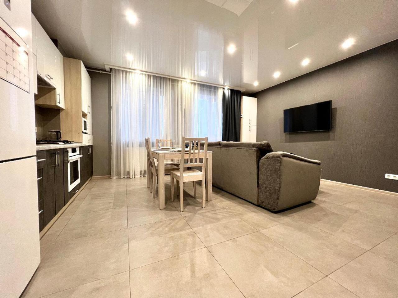 Apartpoltava світла студія в новому комфортному будинку, біла альтанка готельний чек